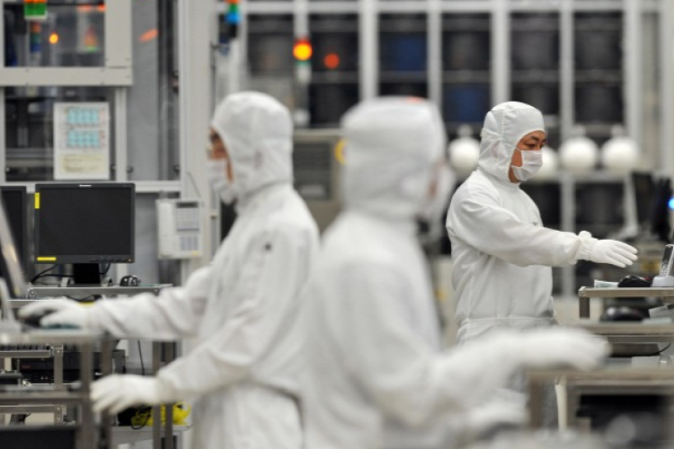 Levontak a munkabéréből, mert három perccel előbb ment ebédelni