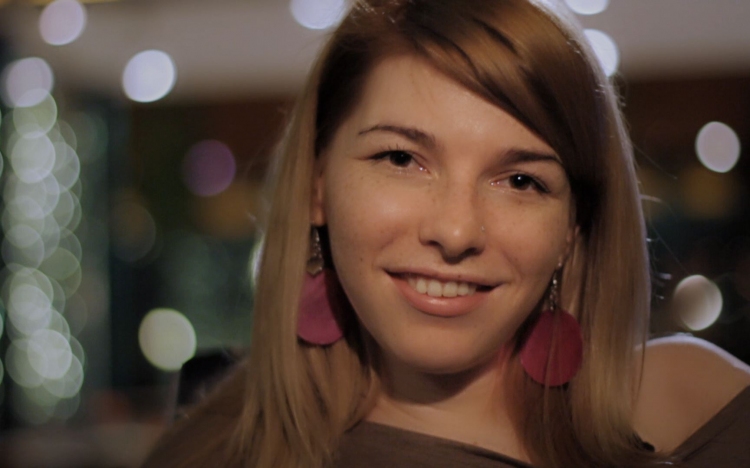 Magyar lány a nagykövete a világ mosolyait bemutató filmnek