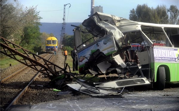 Vonat és busz ütközött Tatabányán - A buszsofőr nincs kihallgatható állapotban
