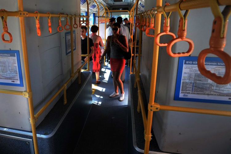 16 ezer forintra büntették meg a fiatal lányt, mert fagyizott a buszon 