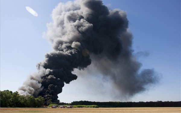 Így ég a gumitelep Boba határában - Fotók!