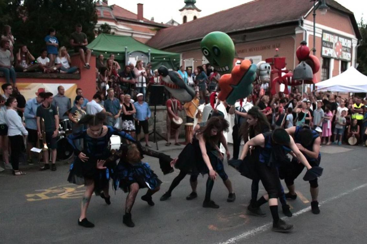 Haláltánc, Péterfy Bori  & Love Band, Lampionos felvonulás a Pestisűző Fesztiválon