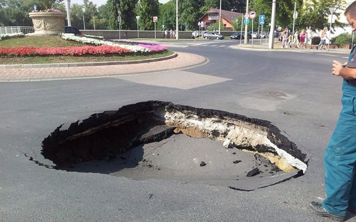 Forgalmi rend változás Győrben a beszakadt út miatt