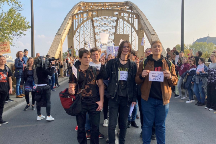 “Tanár nélkül nincs jövő!” Tüntető diákok foglalták el a Kossuth hidat Győrben