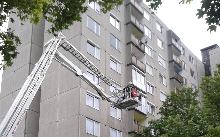 Idős hölgyet mentettek a tűzoltók Győrben