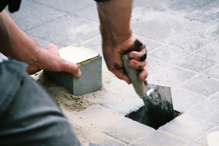 Hat városban helyeznek el botlatóköveket a holokauszt áldozatainak emlékére 