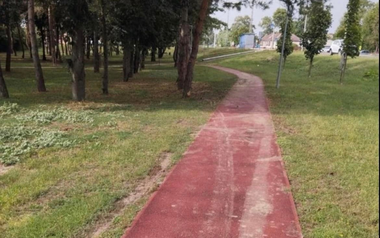 Autóval hajtottak a ménfőcsanaki futópályára, jelentős kárt okozva ezzel