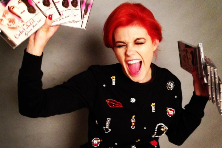 Csobot Adél pumukli vörös lett