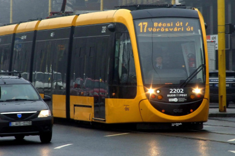 Megharaptak egy nőt a budapesti villamoson 