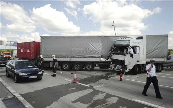 Nem engedik be Ausztriába a kamionokat Hegyeshalomnál egy baleset miatt