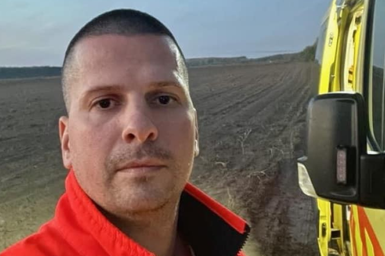 Buszmegállóban élesztette újra