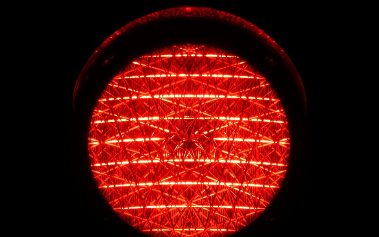 Hétfőtől már Tétnél is jelzőlámpás, félpályás lezárás nehezíti a közlekedést