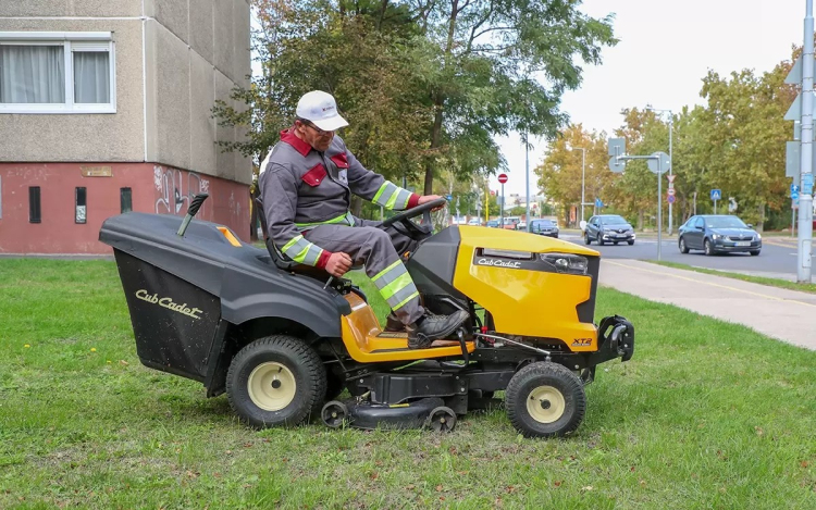 Kezdődik a fűnyírás a zöldterületeken