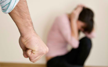 Eltörte barátnője állkapcsát a 18 éves fiú