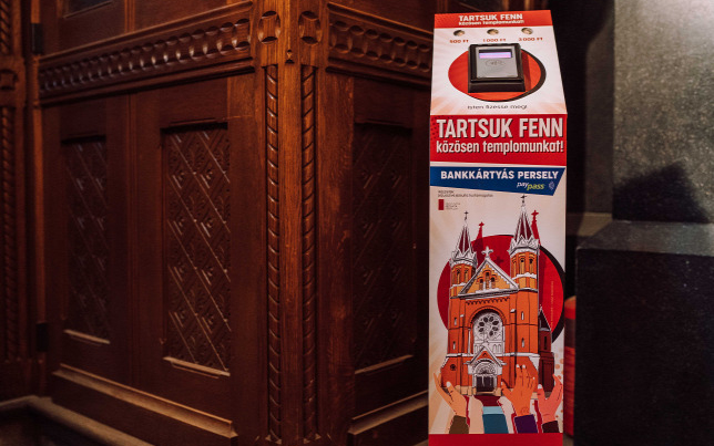 Az egyik budapesti templomban már bankkártyával fizethetsz perselypénzt