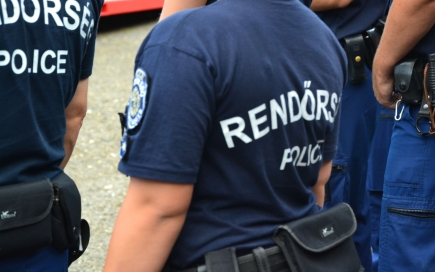 Motorost keresnek a rendőrök testi sértés miatt 