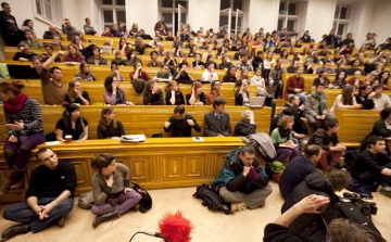 Hallgatói tiltakozás - Elindultak az egyetemfoglalók a Múzeum körúton