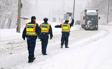 Rendőri kísérettel indult útnak több száz kamion
