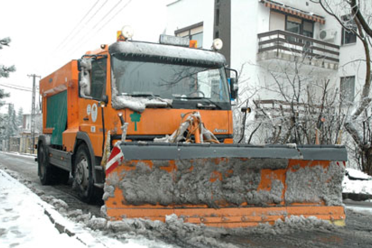 35 gép és 120 munkatárs részvételével zajlik a hóeltakarítás