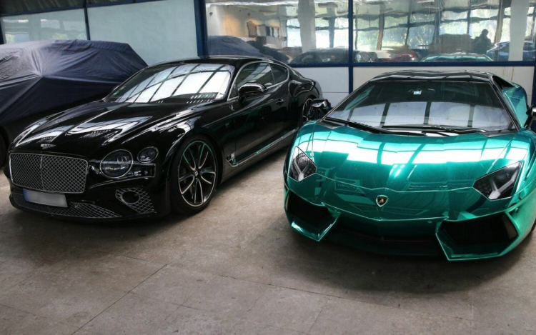Lamborghiniből vádlottak padjára ül a „sajtkirály”
