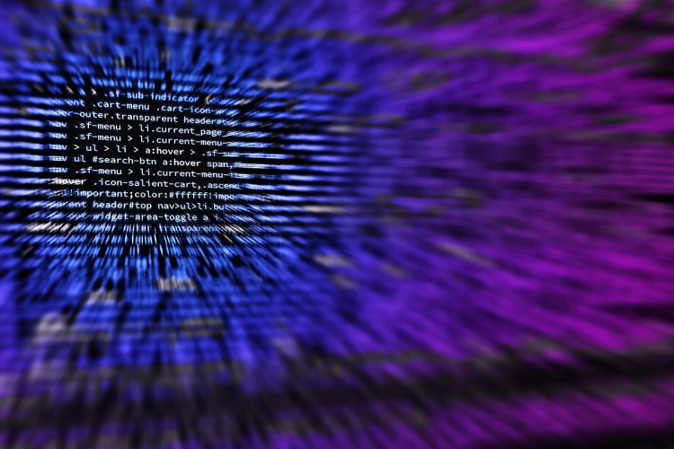 Mobillal, cipővel és ruhával verték át a győrieket az interneten