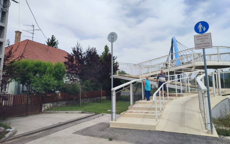 Peren kívül is megegyezne a nyugdíjas pár, akinek híd épült a házánál