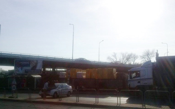 Kamion tolt el egy autót Győrben - egy sérült