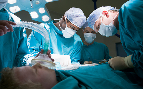 Háárec: szervátültetéseket terveznek Gázában, miközben generátorral termelnek áramot