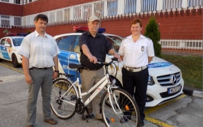 Átvette a nyereményét a Győri Rendőrkapitányság balesetmegelőzési programjának nyertese