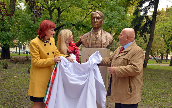 Ifjúsági íróink szobrai a Batthyány parkban