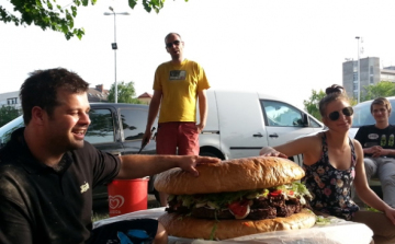 Óriás hambureg és jótékonysági evőverseny
