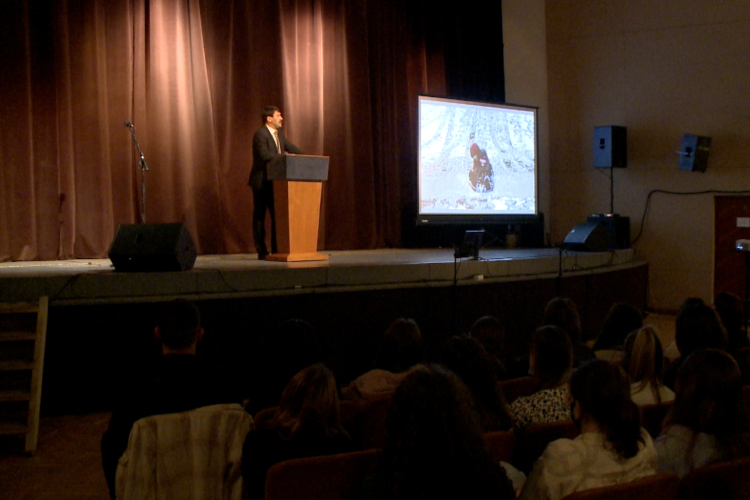 Középiskolásoknak tartott előadást Áder János