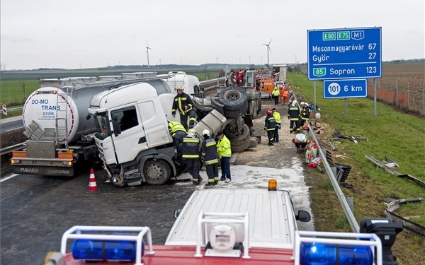 Hatalmas baleset az M1-esen Győr felé