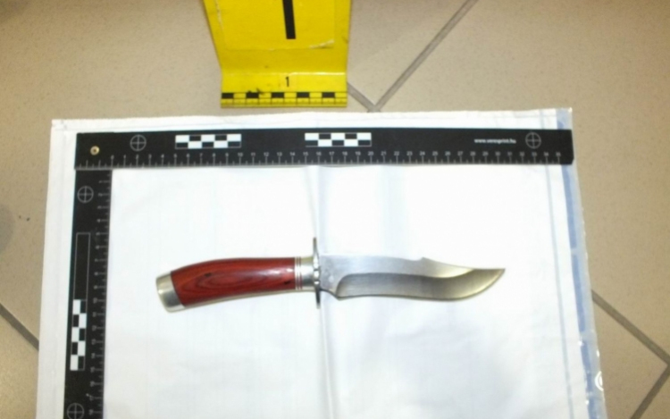 Italozó pultba vágta a kést