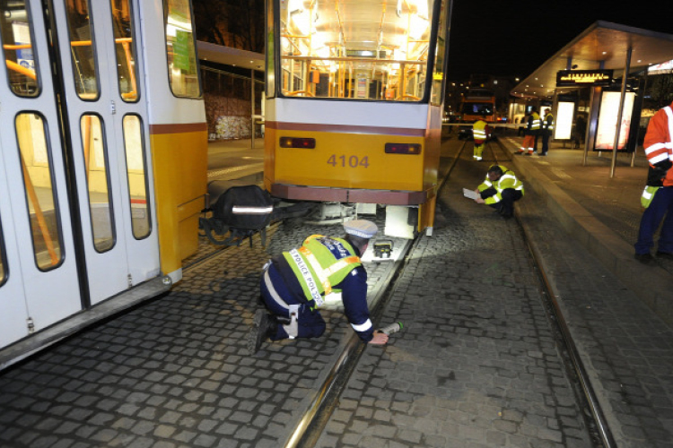 Gördeszka miatt siklott ki a villamos