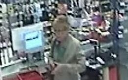 Pénztárcát lopott egy győri boltból - Felismered?