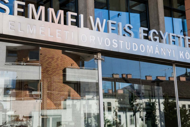 A Semmelweis Egyetem gyógyszerész hallgatója az egyik fertőzött diák, a SOTE  hazaküldte hallgatóit