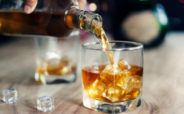 Hárommilliárd forintért árverezik el a világ legnagyobb whisky-gyűjteményét