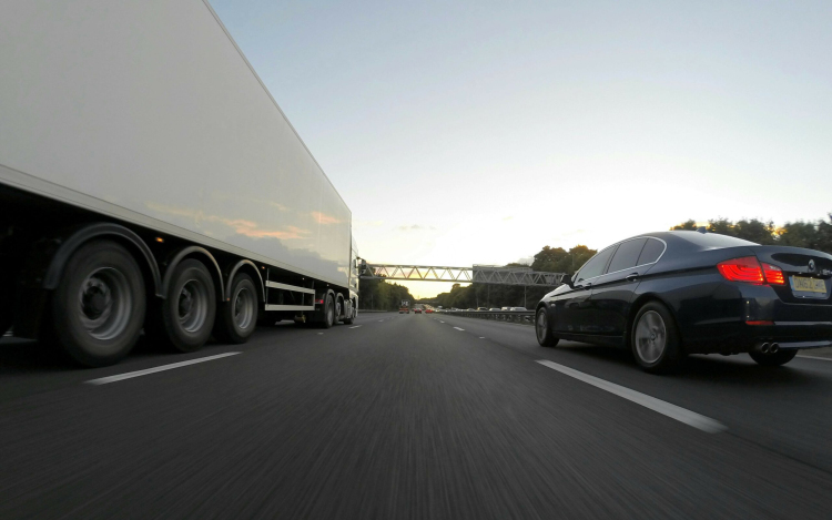 Közlekedők figyelem: részlegesen feloldják a kamionstopot a pünkösdi hétvégén