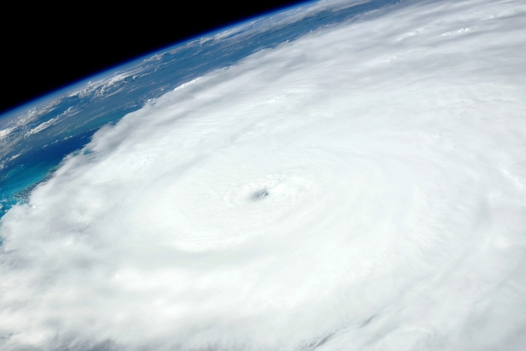 Nőtt a hurrikán halálos áldozatainak száma a Bahamákon, Virginiában is szükségállapot van