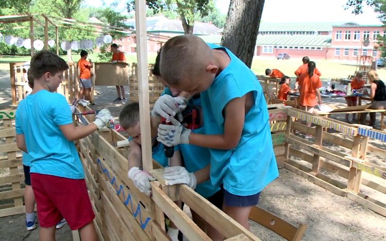 Raklapokból építik fel Tündérországot