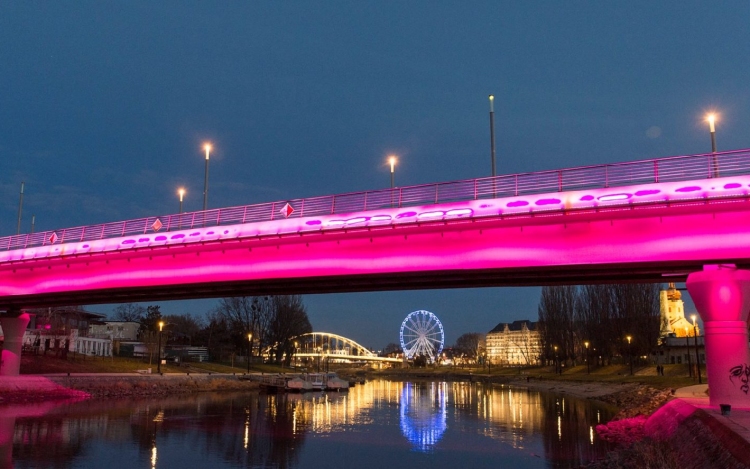 Rózsaszínbe borult a Jedlik-híd