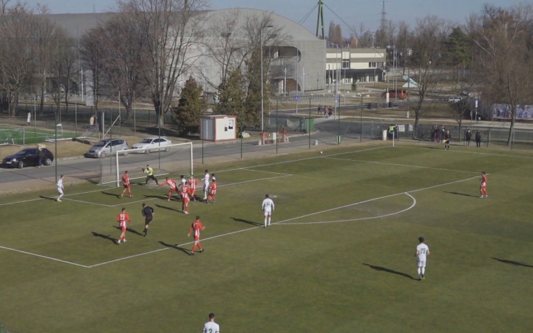 Fiatalok ostromolják az ETO-t