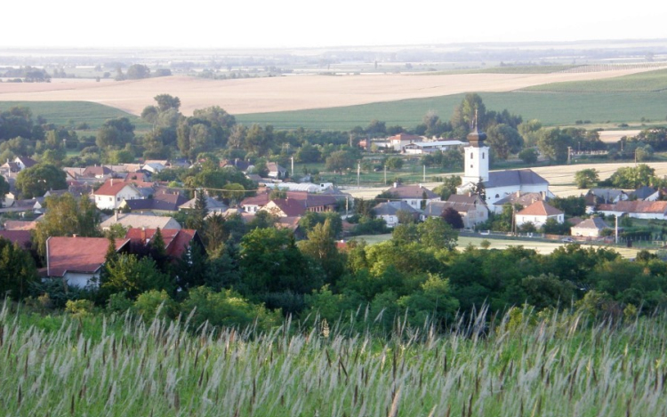 Kutyafuttató és játszótér is épül Écsen új találkozási pontján