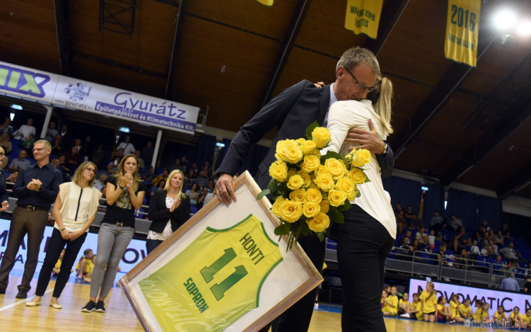 Gálaelőadással búcsúzott Honti Kata - kosárlabda