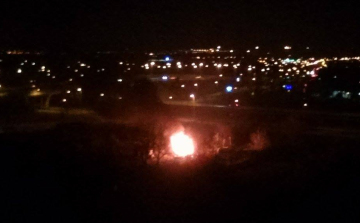 Tűz ütött ki a Bán Aladár utca mögötti területen