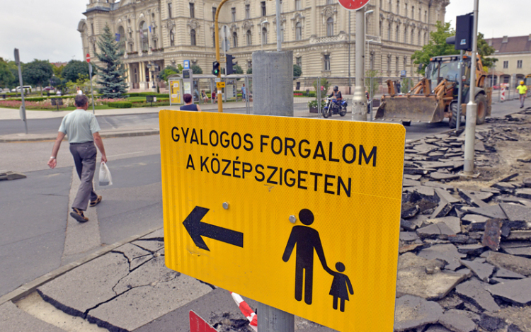 VÁLTOZIK MÁTÓL A FORGALMI REND A VÁROSHÁZ TÉR FELÚJÍTÁSA MIATT