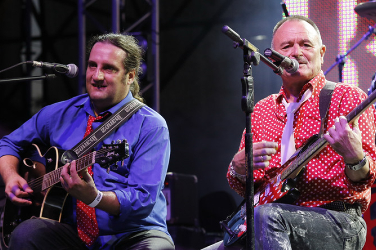 Elhagyja az országot a Beatrice gitárosa