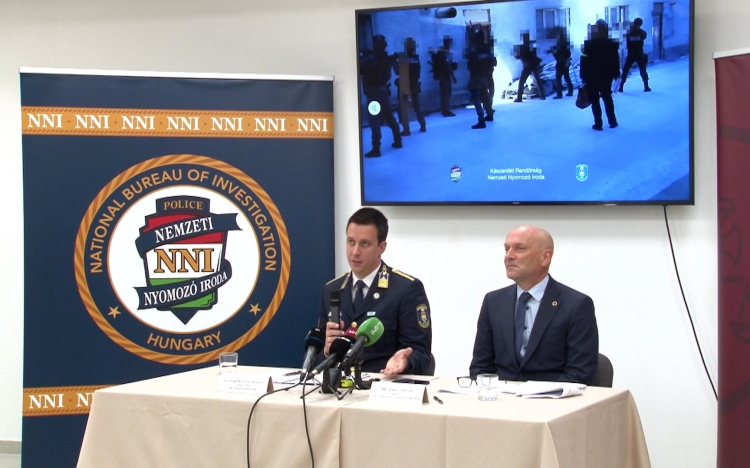 Brutális mennyiségű fegyverre bukkantak a rendőrök