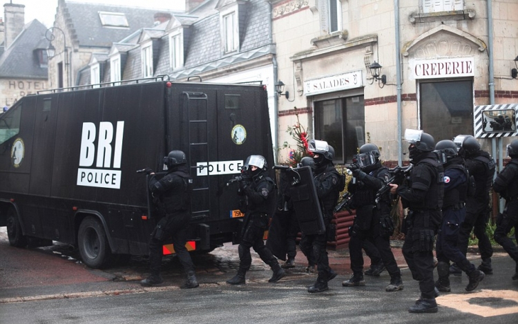Párizsi vérengzés - Lövöldözés volt a gyanúsítottak és a rendőrök között Párizs közelébe